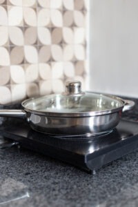 Induction Stove and Cooking Vessel